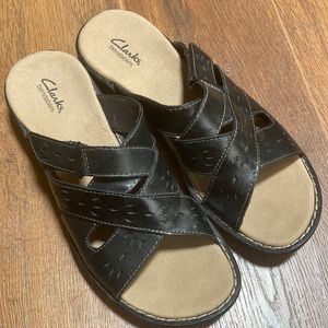 Like new Clarks Bendables Lena Whisper black leather slide sandal size 10
